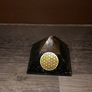 Flower of life orgonite pyramid